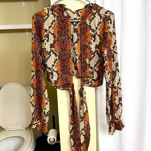 Reptile print front tie top